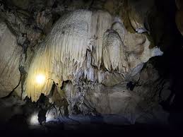 Hang động đá vôi xã Hóa Trung